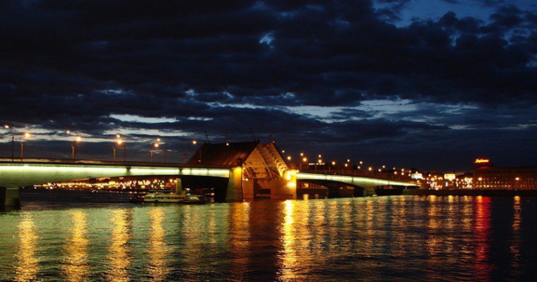Развод моста Александра Невского 